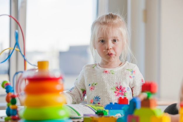 Ragazza scortese di kindergarten