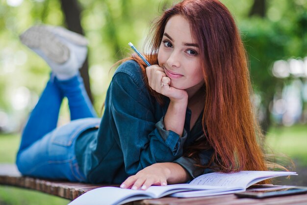 Ragazza sdraiata sul tavolo sorridente