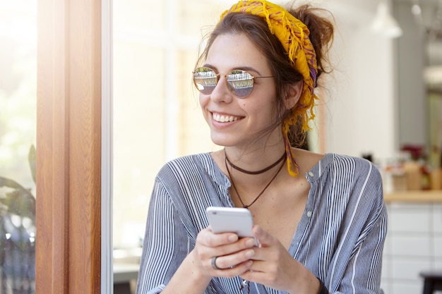 ragazza seduta al caffè di strada