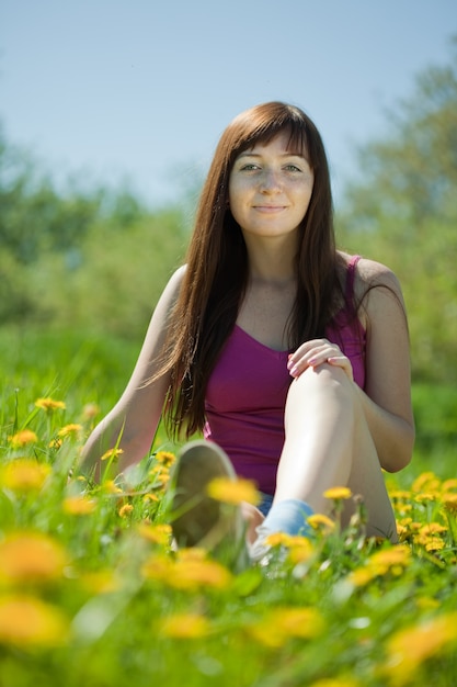 Ragazza, seduta, esterno, dente di leone