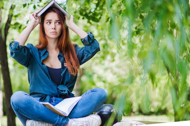 Ragazza, seduta, presa a terra, libro, testa