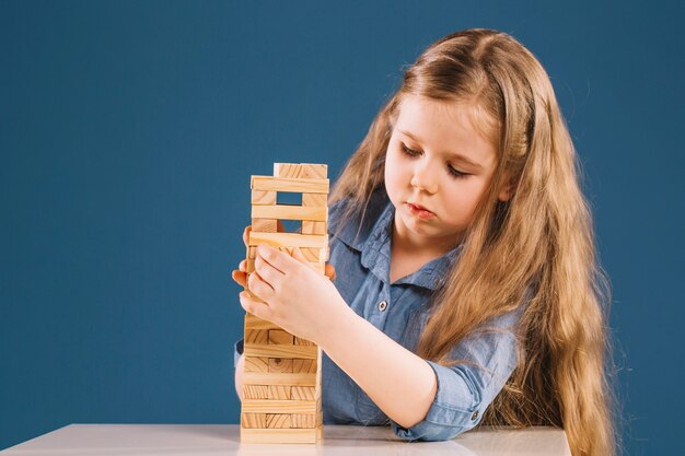 Ragazza seria che gioca jenga