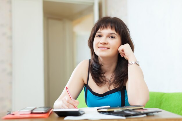 ragazza seria con soldi e documenti