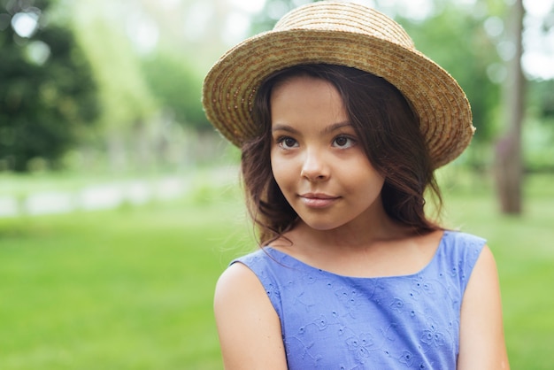 Ragazza sicura sveglia che posa in natura