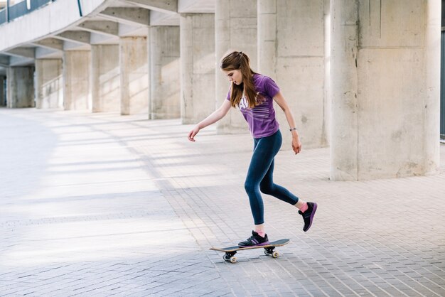 Ragazza skateboarding