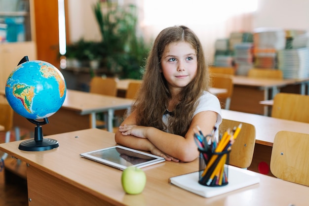 Ragazza sognata preparata alla lezione