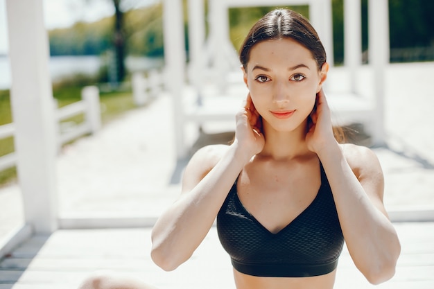 Ragazza soleggiata su una spiaggia