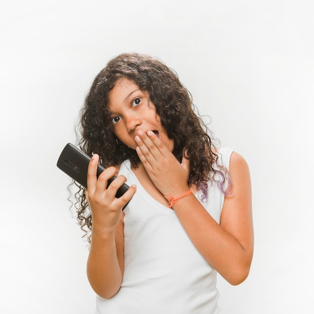 Ragazza sorpresa che tiene telefono mobile