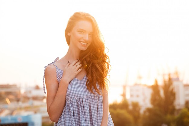 Ragazza sorridente attraente dello zenzero in vestito