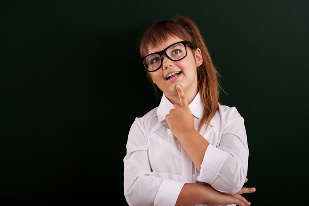 Ragazza sorridente che pianifica intensamente qualcosa