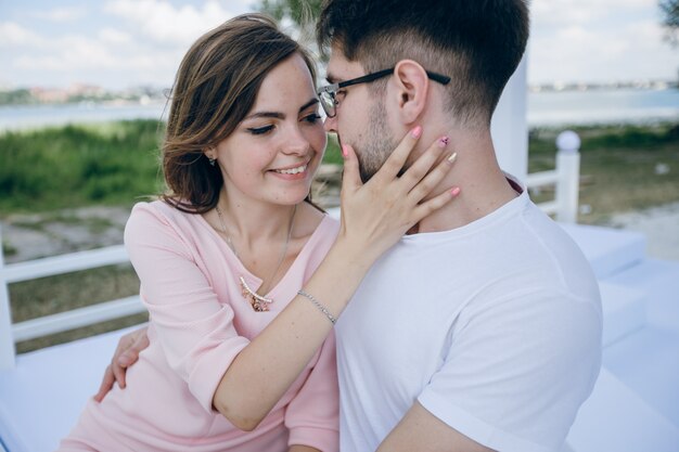 Ragazza sorridente che tocca il viso di suo ragazzo