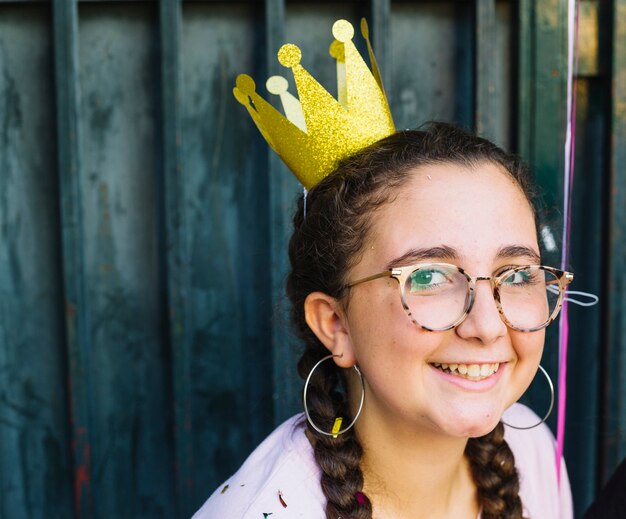 Ragazza sorridente con corona