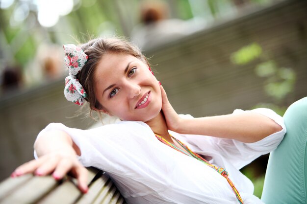 Ragazza sorridente con fiocco nei capelli