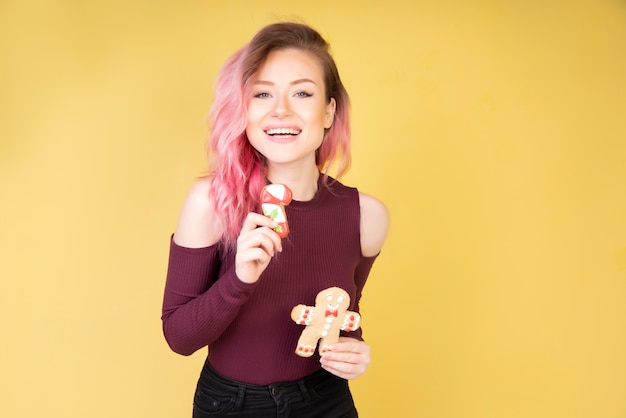 Ragazza sorridente con i biscotti in mano