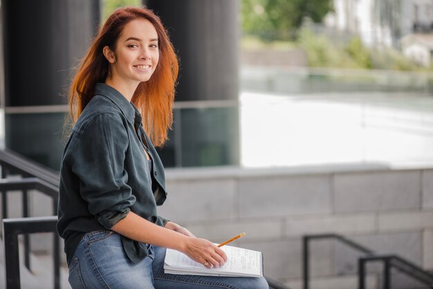 Ragazza sorridente con i documenti