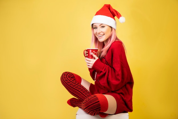 Ragazza sorridente con il vestito rosso di Santa