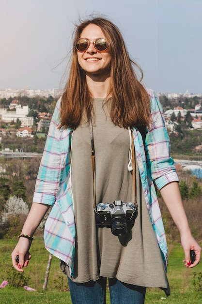 Ragazza sorridente con la macchina fotografica