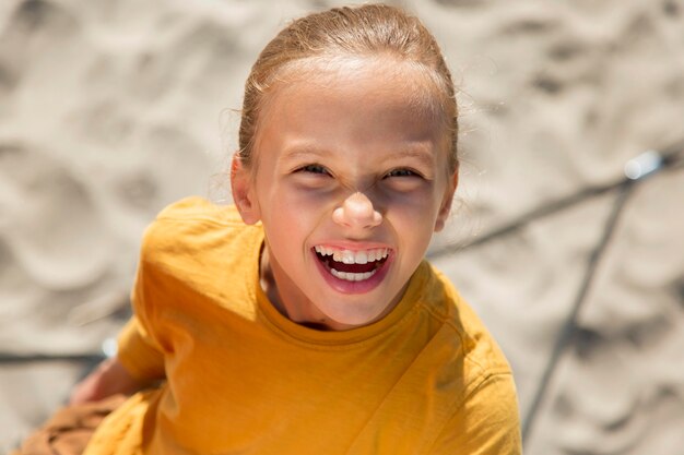 Ragazza sorridente da vicino all'aperto