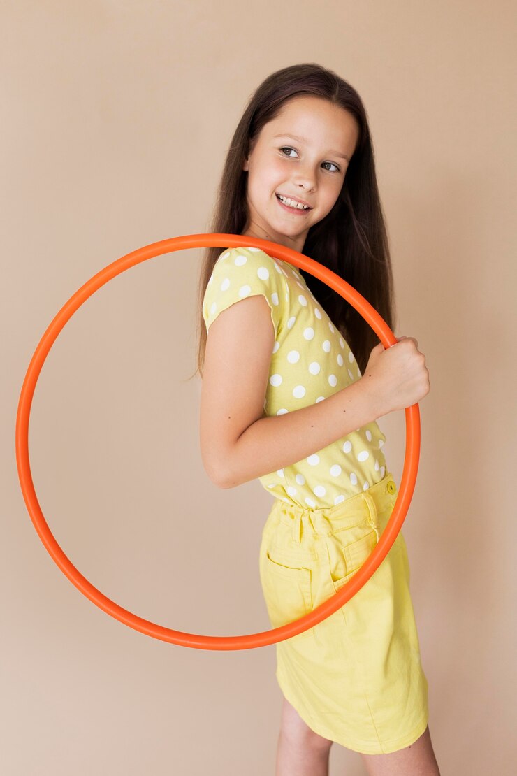 Foto gratuito ragazza sorridente del colpo medio che posa con il cerchio