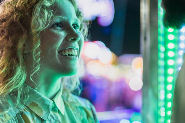 Ragazza sorridente del primo piano che esamina qualcuno