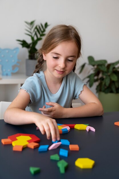 Ragazza sorridente di vista frontale che fa puzzle