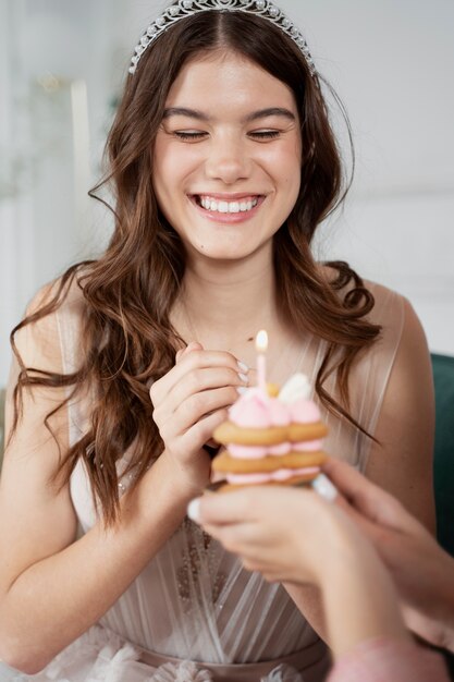 Ragazza sorridente di vista frontale con il bigné