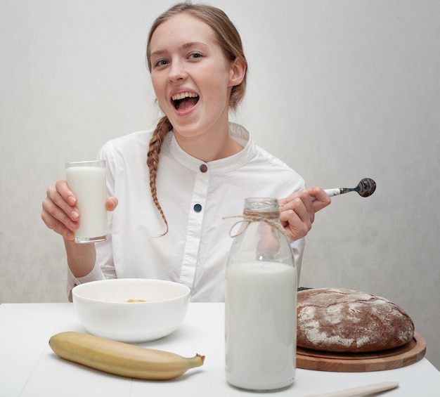 Ragazza sorridente facendo colazione