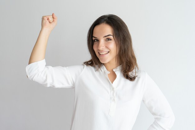 Ragazza sorridente felice che celebra successo.