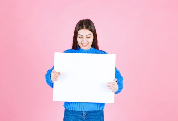 ragazza sorridente felice con il bordo in bianco bianco.