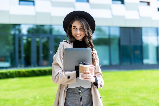 Ragazza sorridente felice dell'allievo all'università