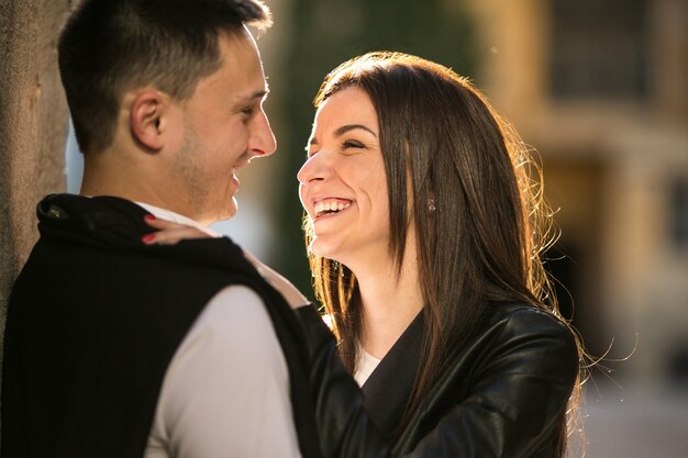 Ragazza sorridente guardando il suo fidanzato felice