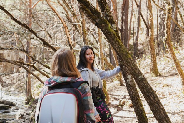 Ragazza sorridente guardando indietro nel campo