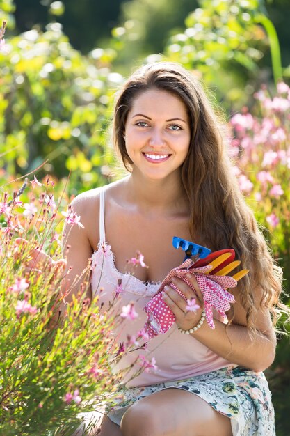 Ragazza sorridente in giardino