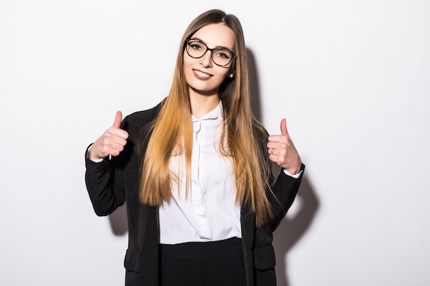 Ragazza sorridente in occhiali donna signora su bianco