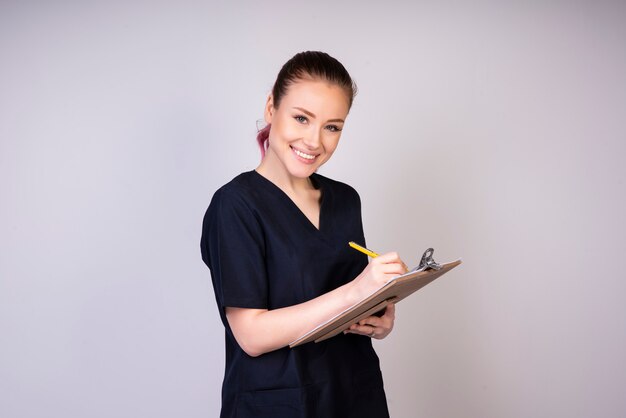 Ragazza sorridente in uniforme del medico