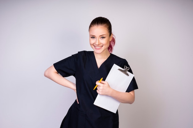 Ragazza sorridente in uniforme del medico