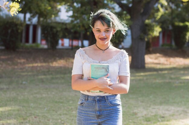 Ragazza sorridente nel campus