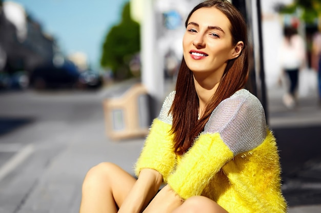 ragazza sorridente su sfondo sfocato strada