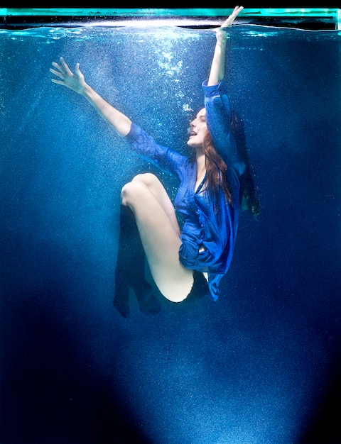 Ragazza sotto l&#39;acqua