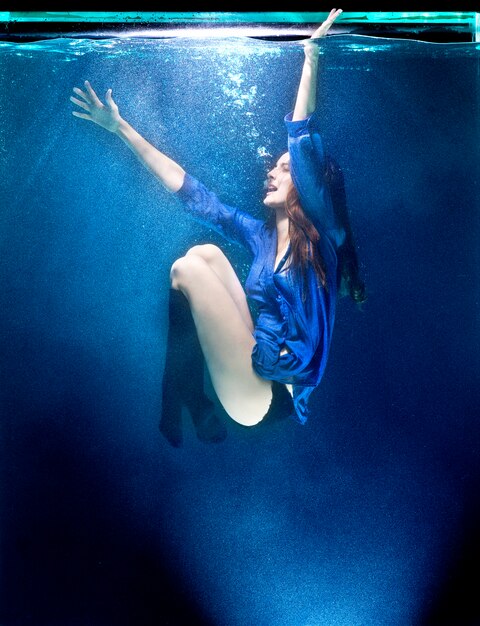 Ragazza sotto l&#39;acqua