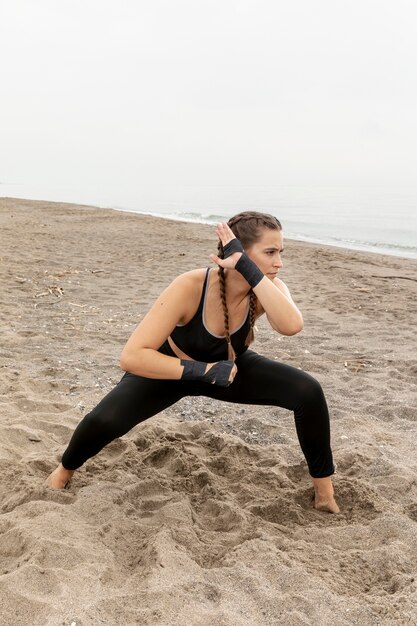 Ragazza sportiva in abiti sportivi