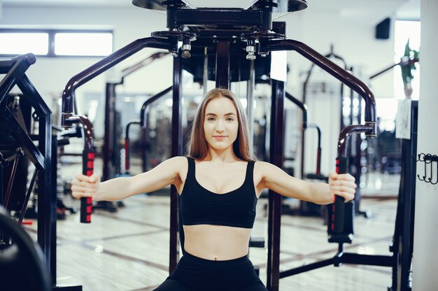 Ragazza sportiva in una palestra mattutina