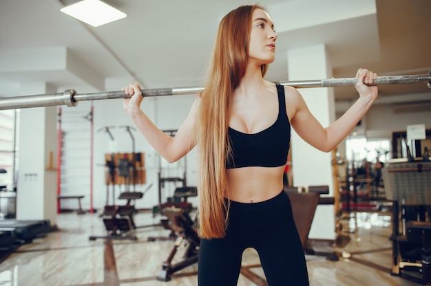 Ragazza sportiva in una palestra mattutina