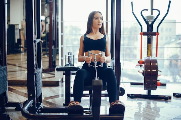 Ragazza sportiva in una palestra mattutina