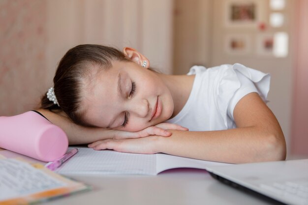 Ragazza stanca durante le lezioni online