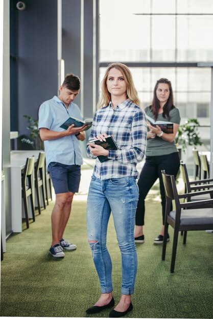 Ragazza studente di college con il libro