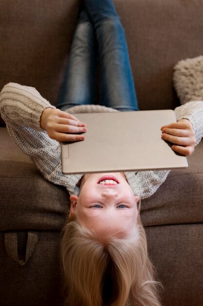 Ragazza su tablet con il concetto di spazio di copia