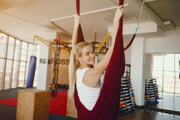 Ragazza su una mosca yoga