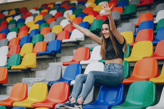 ragazza su uno stadio