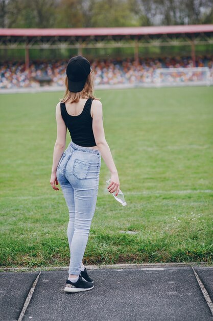 ragazza su uno stadio